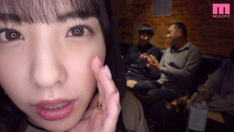 【痴女】 「服の中だから絶対バレないよ」逆ナン囁き誘惑してくる甘サド美...