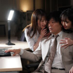 【痴女】 会社のデカ尻後輩2人と囁きハーレム社内不倫 飲み会で目覚めるとまさかの相部屋 川の字で同時に不倫を迫られて…W杭打ち騎乗位で何度も何度も射精してしまった。 末広純 弥生みづき ＜FANZA＞