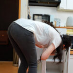 【痴女】 家事代行サービスを頼んだらおばさんが来ると思ってたのに、デカ尻の美人妻が来た！お尻をムチムチさせながら家事をする姿に我慢できずセンズリしてたらバレてしまい、発情して中出し搾精されまくる！ 藍芽みずき ＜FANZA＞