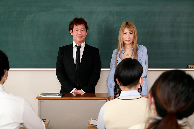 【痴女】 派手な転校生はノーハンドフェラでチ○ポをギンギンにして精子を...