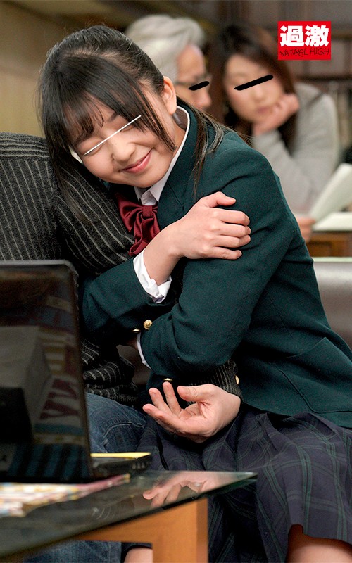 【痴女】 家族がいるのに大好きな叔父さんの膝の上でこっそりチ○ポ挿入そ...