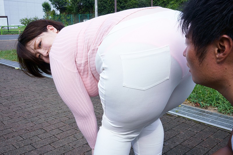 【痴女】 町内会清掃でピタパンくっきりの巨大尻をフリフリさせて誘惑して...