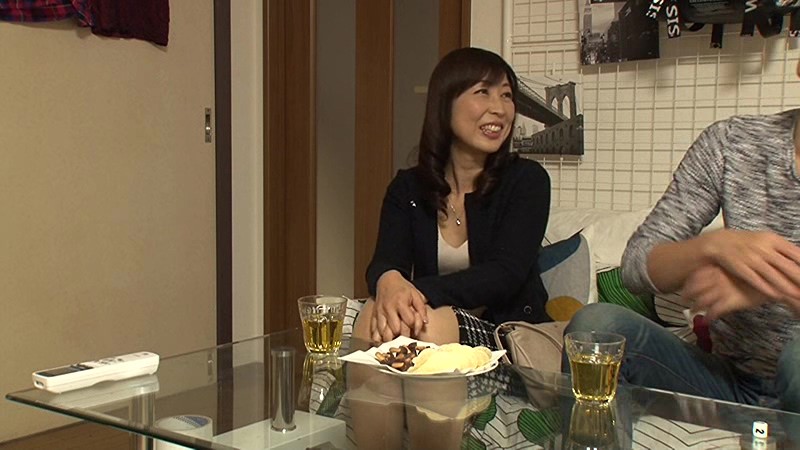 【痴女】 「私みたいなおばちゃんでホントにいいの？」若い男の子が完熟お...