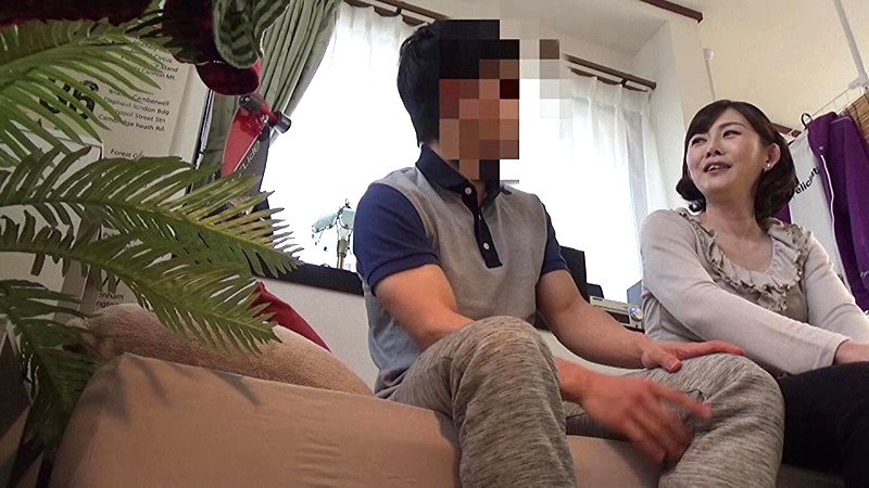 【痴女】 「私みたいなおばちゃんでホントにいいの？」若い男の子が完熟お...