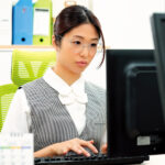 【痴女】 行き遅れた三十路女に気のある素振り見せたらマジ惚れされて一発ハメて終わるつもりがカニばさみロックと杭打ちピストンで逃げられず何度も中出しさせられた 川上奈々美 ＜FANZA＞