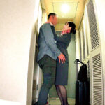 【痴女】 すんごいカラダの絶倫CA≪27才≫を30日間以上禁欲させた結果…フライト帰りはSEXモンスター チ○ポ貪りゴム無し4本番エロス剥き出し温泉旅行 ＜FANZA＞