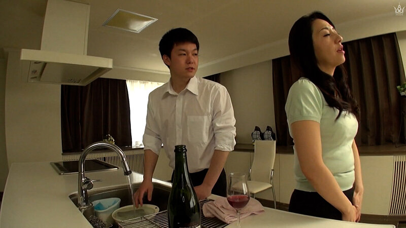 【痴女】 ○に溺れた母は旺盛な性欲を全力で振りかざしボクのチ〇ポを貪る...