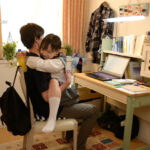 【痴女】 パパとママが至近距離にいてもお兄ちゃんの大きなシャツ借りて求愛抱っこSEXで逃がさず何発も膣射させる痴女っこロ●ータ義理妹 工藤ララ ＜FANZA＞