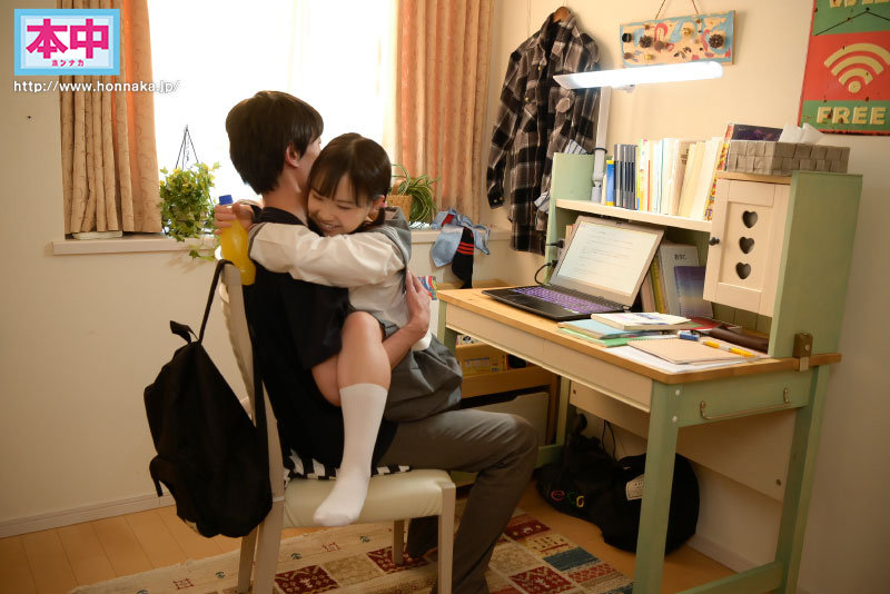 【痴女】 パパとママが至近距離にいてもお兄ちゃんの大きなシャツ借りて求...