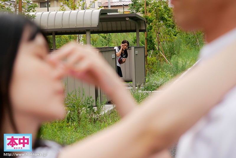 【痴女】 至近距離に彼女がいるのに耳元でコソコソ口説いてくるささやき誘...