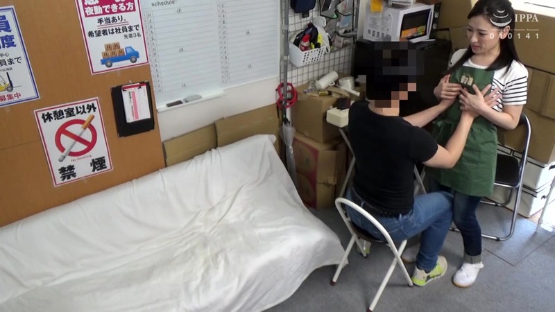 【痴女】 パートの人妻さんが若い従業員をこっそり連れ込んで楽しむヤリ部...