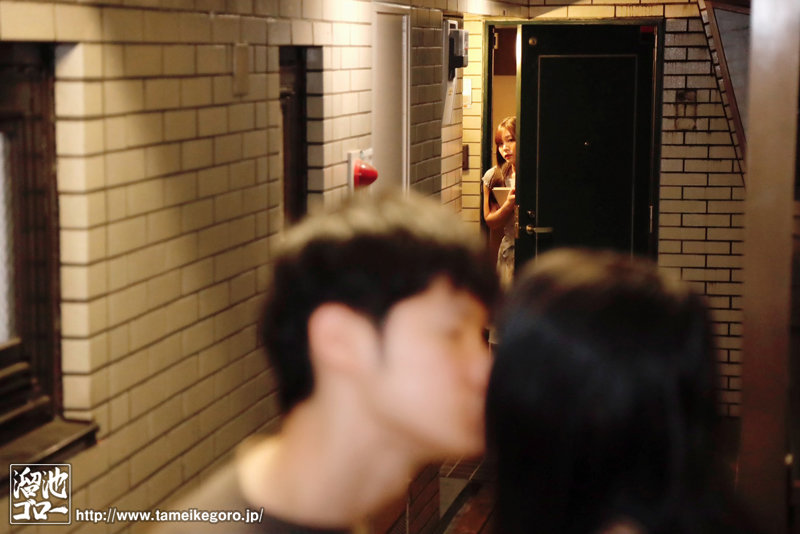 【痴女】 はじめて彼女ができたのに…隣に住む欲求不満な人妻さんに食べら...