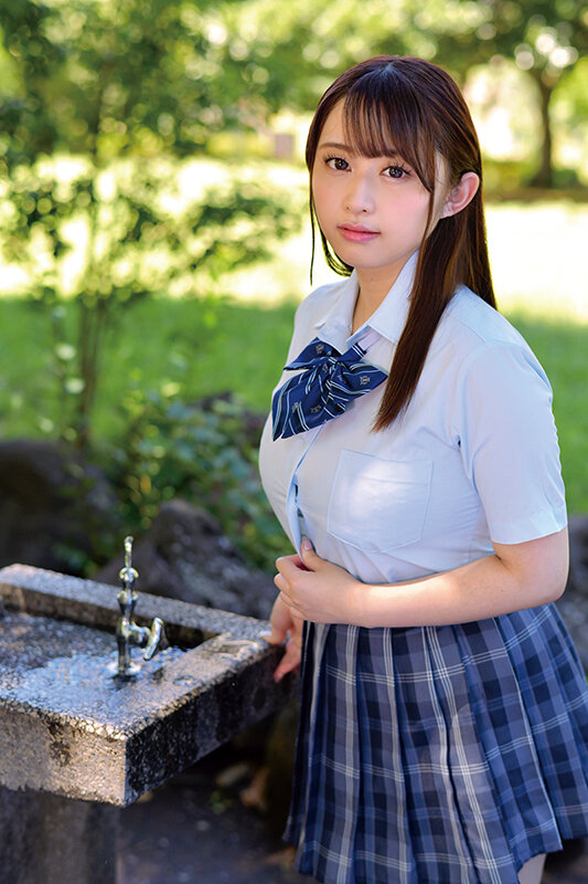 【痴女】 おっぱい大き過ぎて制服がパツパツで大炎上！ネットで噂のバスト...