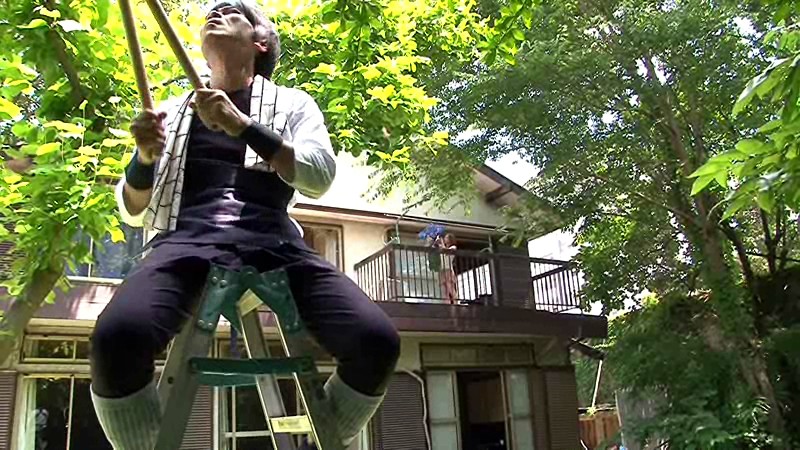 【痴女】 ベランダから男を誘惑する人妻 椎名ゆな ＜FANZA＞