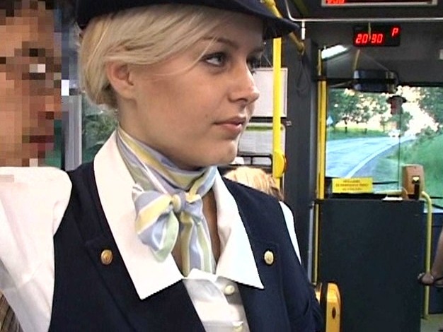 【痴女】 「間違えたフリしてPREMIUM 金髪CA専用送迎バスに乗り...