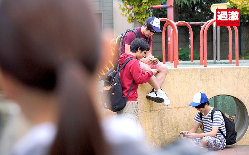 【痴女】 学校帰りの無洗少年チ○ポが好きすぎて車に連れ込んでフェラ抜き...