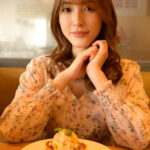 【痴女】 僕だけが知っている女上司の裏顔。会社ではネットとメールだけ、一言もしゃべったことがない仕事一筋キャリア・ウーマンに突然デートに誘われて、 「君の恥ずかしい姿を見せてごらん」と一日中チ○ポなぶられて中出し 営業部課長・森沢さん 森沢かな ＜FANZA＞