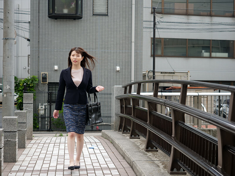 【痴女】 チクハラOL 僕の目の前で巨乳の同僚がノーブラ透け乳首で誘惑...