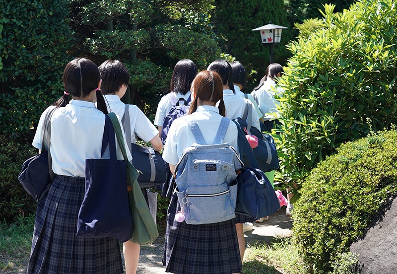 【痴女】 修学旅行でちょっとだけ大胆になったひよこビッチ達に告られまく...