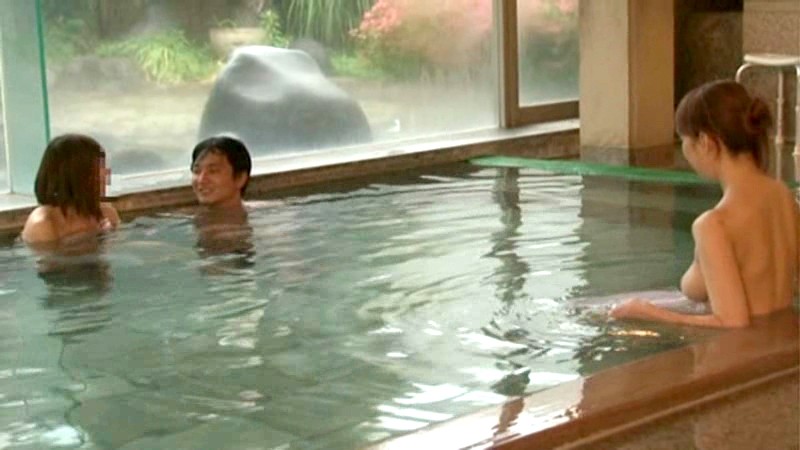 【痴女】 温泉旅館でこっそり寝取りエッチ ＜FANZA＞