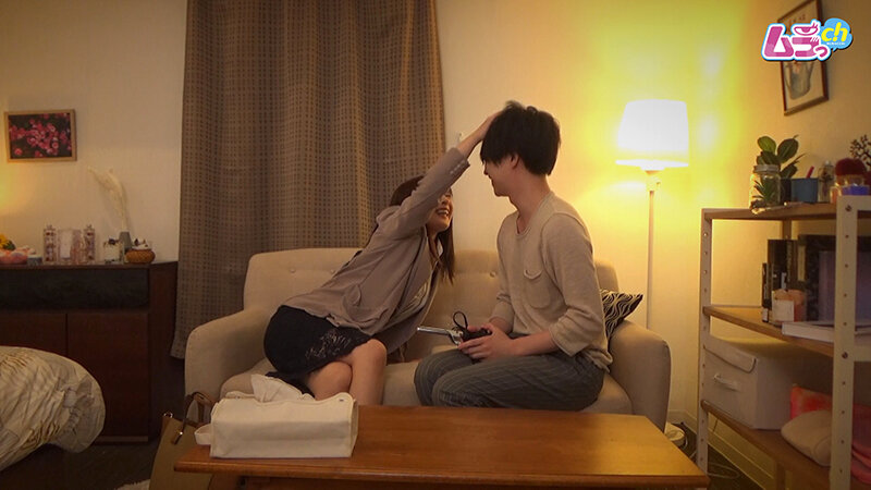 【痴女】 カップル盗撮 年下ペット彼氏に帰宅後即クンニさせ仕事の鬱憤を...