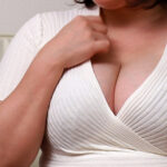 【痴女】 Vネックの胸元を見せつけ誘惑してくる上司の奥さん 牧村彩香 ＜FANZA＞