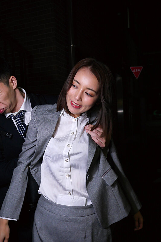 【痴女】 飲みすぎたフリしてデカチン部下を誘惑する淫乱女上司 美咲かん...