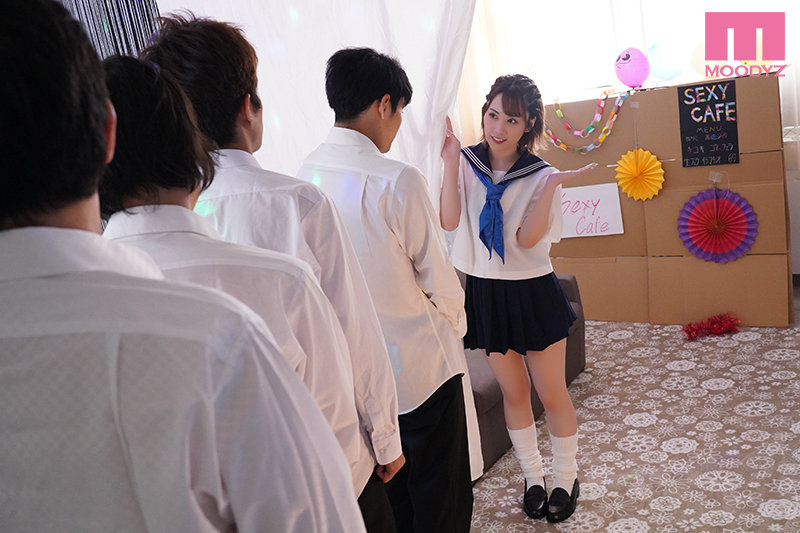 【痴女】 「へぇ…キミこんなチ○ポしてたんだ？」 学園祭の裏模擬店！行...