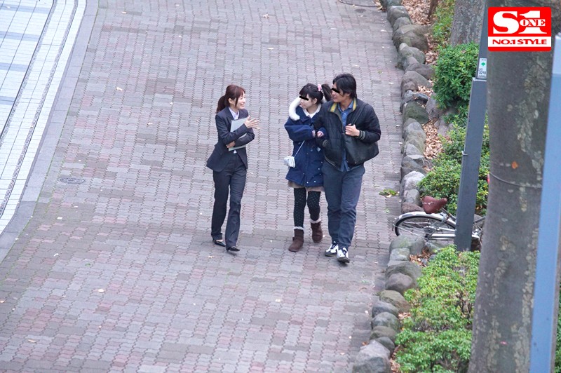 【痴女】 素人男性を彼女のすぐそばで寝取る… カップルNTR密着誘惑性...