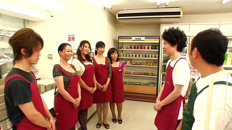 【痴女】 パートのおばさんたちは欲求不満で新人バイト君の若い体を狙って...