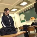 【痴女】 体育の授業をサボって、女子が着替えた後の教室に忍び込み大興奮な僕！勃起がおさまりません！だけど戻ってきた女子に見つかり一貫の終わり…と思ったら、ニヤニヤしながら服を脱ぎブルマ姿に！まさかのブルマで誘惑してきた女子に当然ソソられて…！！ ＜FANZA＞