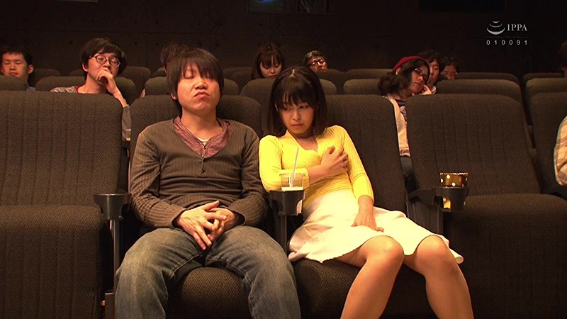 【痴女】 最近、若奥さんの間でプチブーム！？買い物帰りにミニシアターで...