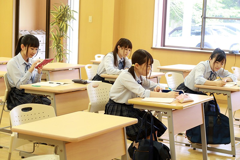 【痴女】 「ひと夏の思い出。」ひよこビッチな教え子たちに玩具にされて弄...