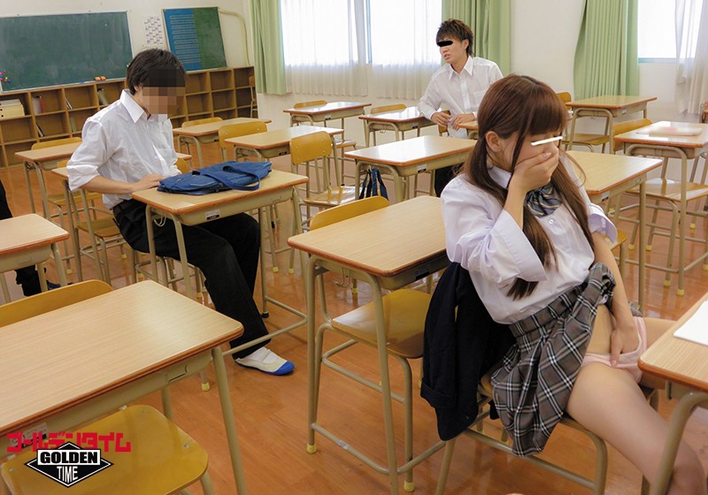 【痴女】 人が大勢いる場所でおま●こイジリがやめられない超ドスケベ淫乱...