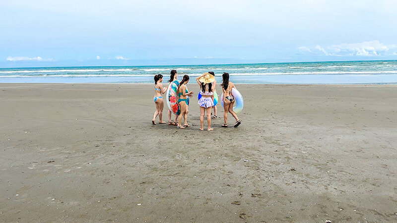 【痴女】 素人ビキニ美女グループ海ナンパ 汗だく生ハメ中出し壮絶スーパ...