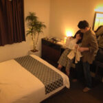 【痴女】 ホテル盗撮 小悪魔女子大生バイトに言い寄られるままチ○ポを食われた真面目店長 ＜FANZA＞