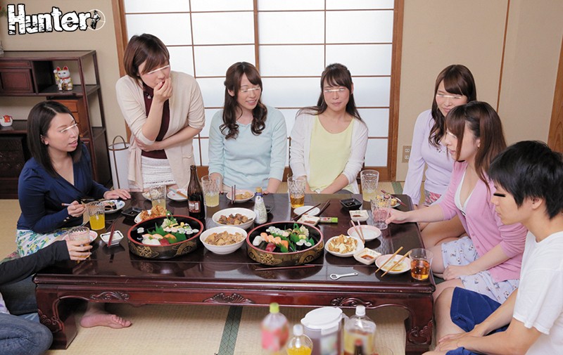 【痴女】 久し振りに実家に戻ってきた都会暮らしの叔母たちがセクシーすぎ...