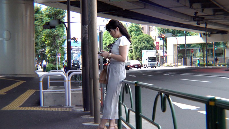 【痴女】 「街行く男性の股間を見るとつい、妄想でフェラしちゃうんです。...