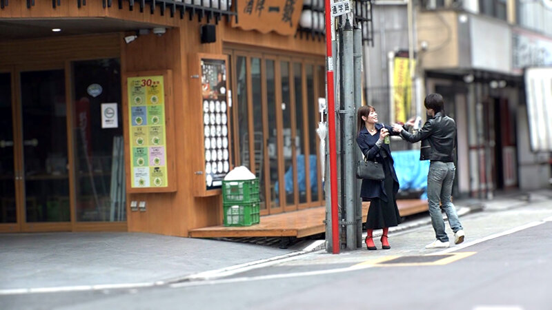 【痴女】 【鬼エロ人妻の美巨乳Eカップの淫乱ボイン美女を路上でGET】...