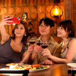 【痴女】 妻の大親友がナイトプールで逆NTR『脱いだらモデル級のビキニ姿に興奮して勃起しているのがバレて…笑顔の誘惑に我慢できず何度も浮気中出ししちゃいました。』 美乃すずめ ＜FANZA＞