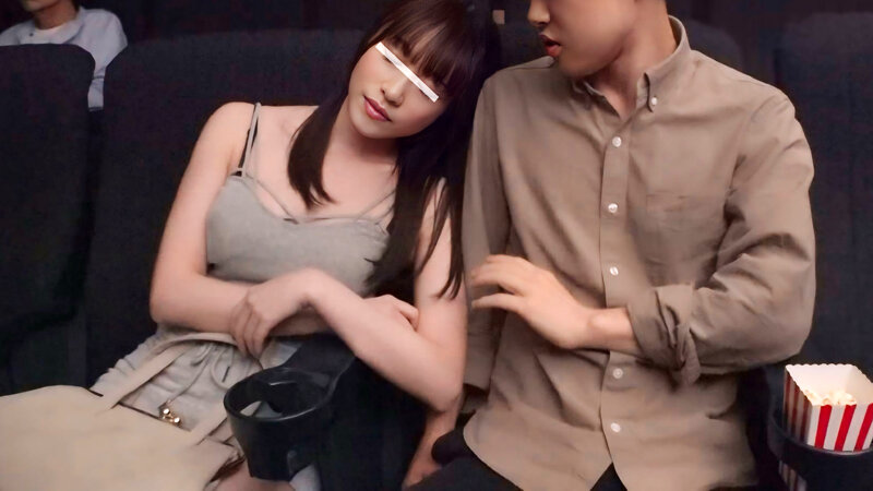 【痴女】 すいてる映画館で隣にスレンダー美女が忍び寄り甘い囁き、上映中...