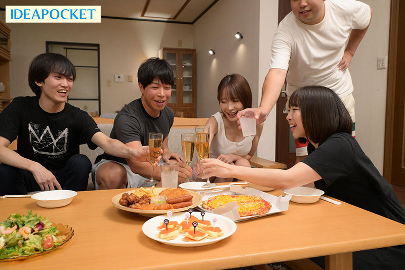 【痴女】 シェアハウスで同居人の女の子はド下品な格好でアナルおっぴろげ...