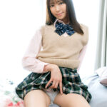 【痴女】 「私のパンツ見てたよね？」わざとパンツが見えるような恰好でパンチラトラップを仕掛けて見知らぬオジサンを手玉に取る小悪魔女子校生！加賀美さら ＜FANZA＞