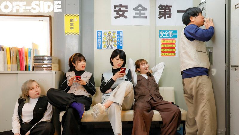 【痴女】 ガテン系巨乳女子のパワフルピストン騎乗位で職場の男たちを喰い...