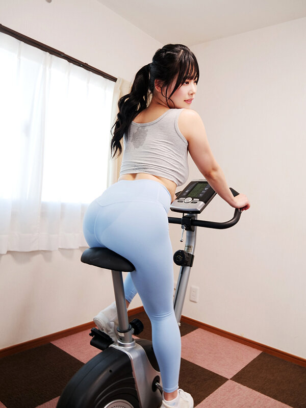 【痴女】 デカ尻ピタパン汗だくピストン騎乗位 エクササイズで汗まみれに...