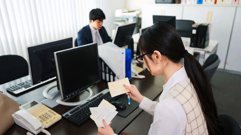【痴女】 「これは経費で落ちません！」いつも地味で生真面目で領収書を突...