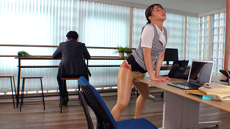 【痴女】 バレたらマズイ状況でこっそり吐息を漏らす 働くオンナのパンス...