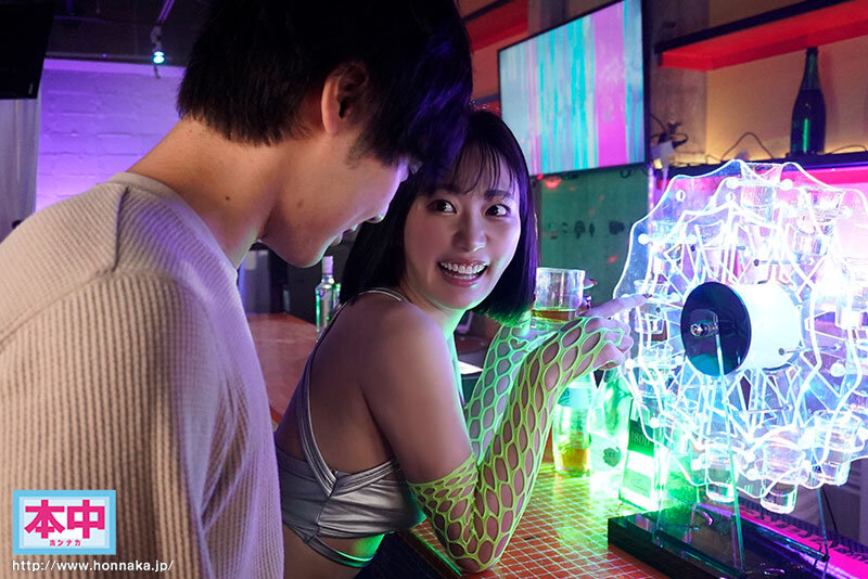 【痴女】 クラブで出会ったお姉さんに誘惑挑発され密室に連れ込まれてブリ...