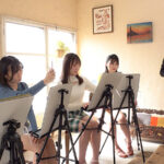 【痴女】 写生に夢中！？美人揃いのデッサン教室にバイトへ行ったら、まさかのヌードモデル！？アソコをじぃ～～っと観察されてるうちに勃起してるのがバレてしまい、射精させられてしまうボク ＜FANZA＞