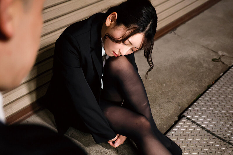 【痴女】 飲みすぎたフリしてデカチン部下を誘惑する淫乱女上司 紗々原ゆ...